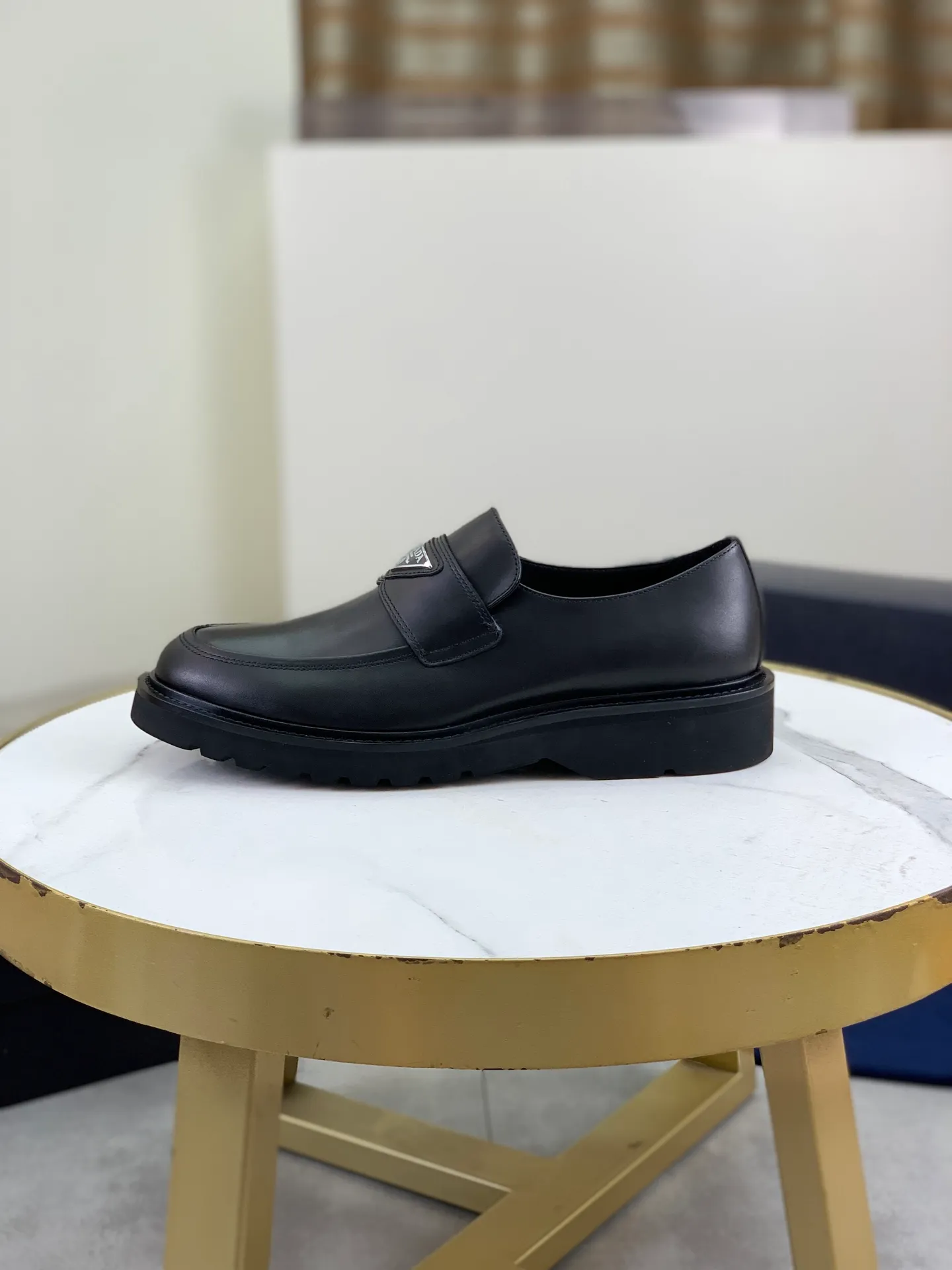 Factory price P860 💰Original quality, top version🔱 ＰＲＡＤＡPrada. Men's business casual leather shoes, top-quality leather shoes. 1:1 shipment ⬆️Luxurious and noble 👞All imported original color-rubbed edge beads, just to create a more comfortable wearing experience. Upper: Original comfortable open-edge bead rubbed color calfskin ➕Top imported water-dyed full cow lining, original lightweight and comfortable TPU foam combination bottom ✔️Code number: 39-45 (38.46 47 can be customized)